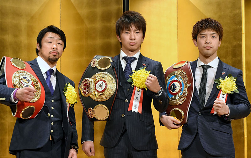 Kosei Tanaka (far right) with fellow titleholders Akira Yaegashi (left) and Ryoichi Taguchi. (Photo by Naoki Fukuda)