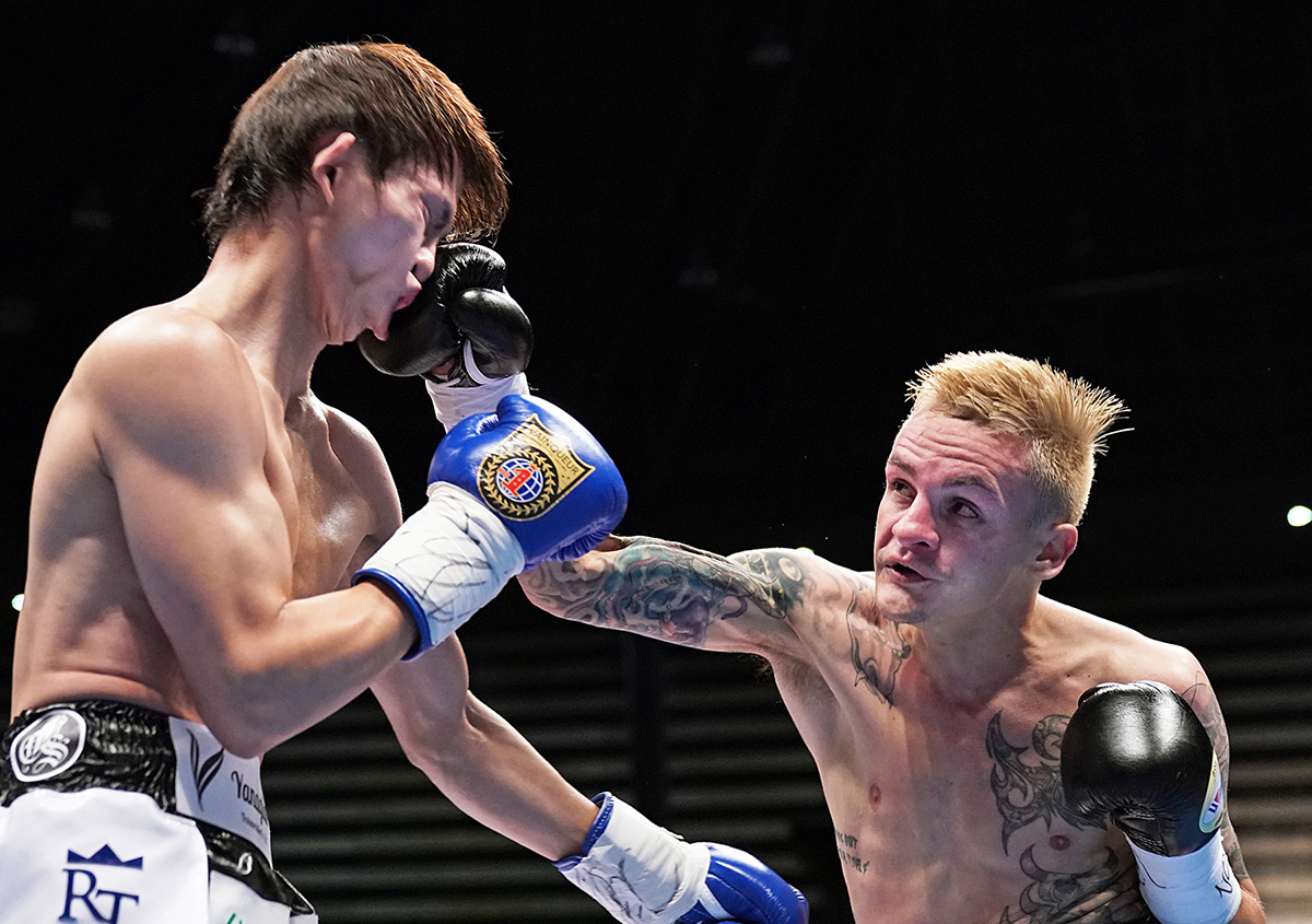 Hekkie Budler (right) nails Ryoichi Taguchi during their hotly contested bout for The Ring Magazine, IBF and WBA junior flyweight championships. Photo by Naoki Fukuda
