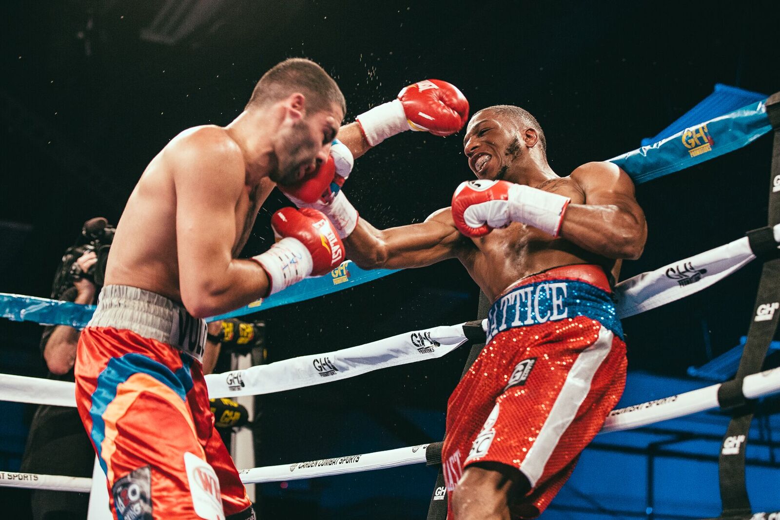 Lightweight Thomas Mattice (right) vs. Zhora Hamazaryan. Photo credit: Rosie Cohe/Showtime