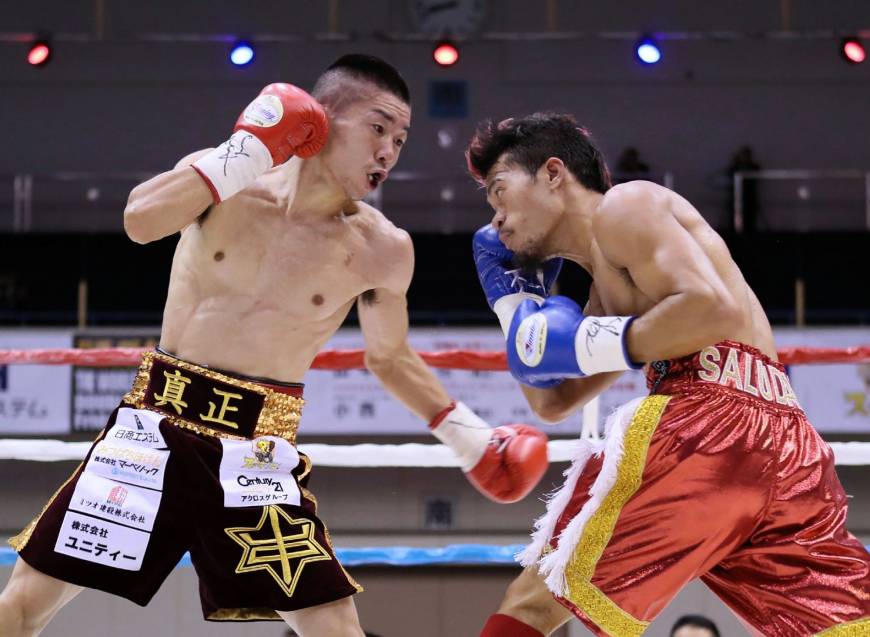 Strawweight Vic Saludar (right) vs. Ryuya Yamanaka. Photo credit: AFP-JIJI