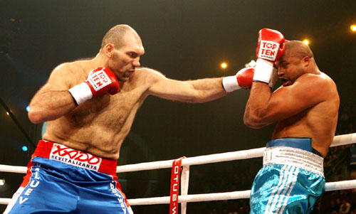 Nicolay Valuev (left) vs. Jameel McCline. Photo credit: David Martin Warr/Don King Productions