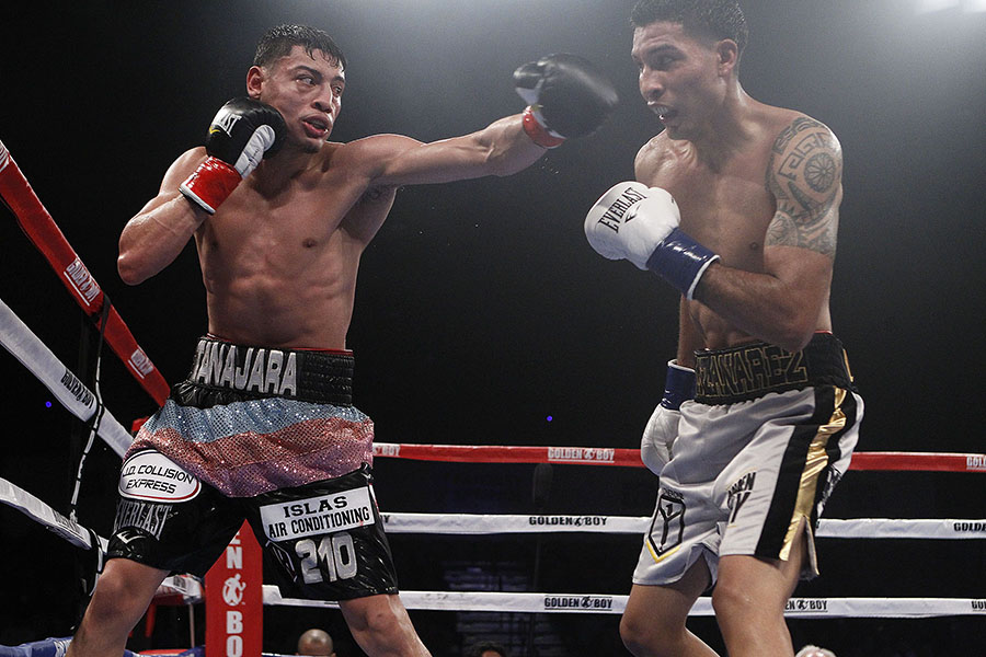 Hector Tanajara (left) vs. Robert Manzanarez. Photo by Derrick Hogan/ Hogan Photos