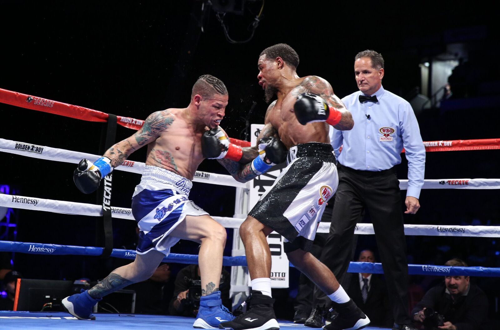 Junior lightweight Lamont Roach (right) vs. Orlando Cruz. Photo credit: Hector Santos Guia