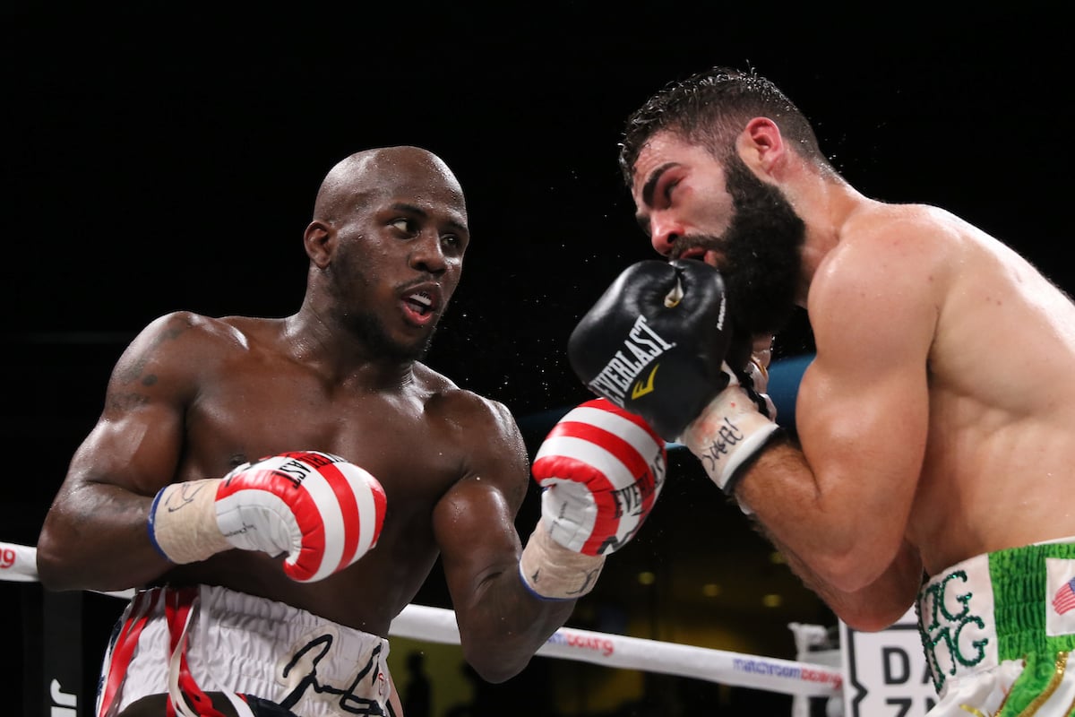 Tevin Farmer (left) vs. Jono Carroll. Photo by Melina Pizano/Matchroom Boxing USA