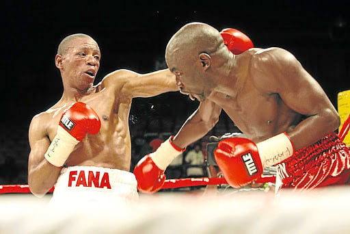 Mzonke Fana (left) vs. Cassius Baloyi. Photo credit: Antonio Muchave
