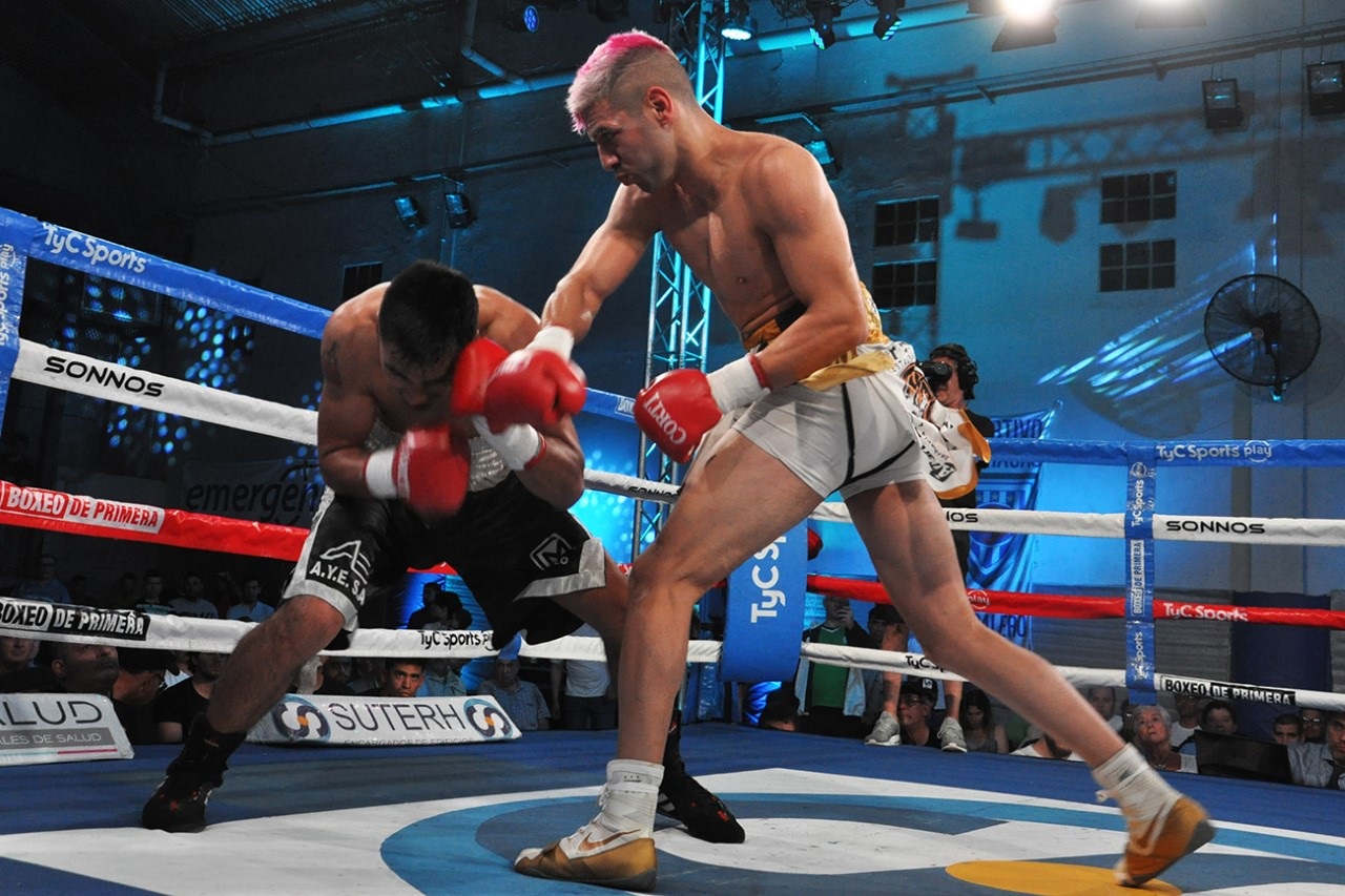Lucas Bastida (right) vs. David Romero. Photo credit: Ramón Cairo/Argentina Boxing Promotions