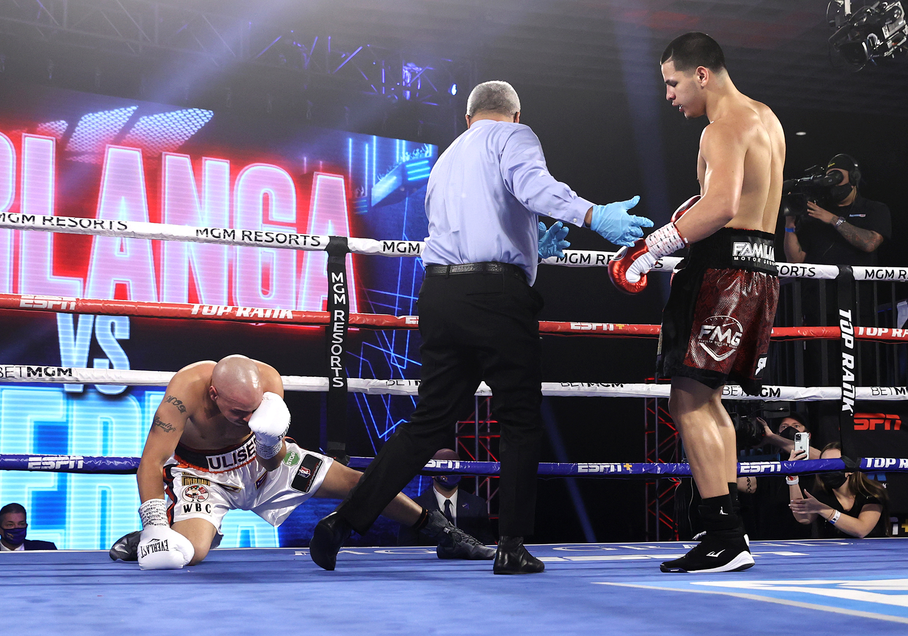 Edgar Berlanga (right) scored his 16th consecutive first-round KO vs. Ulises Sierra. Photo by Mikey Williams/Top Rank Inc via Getty Images