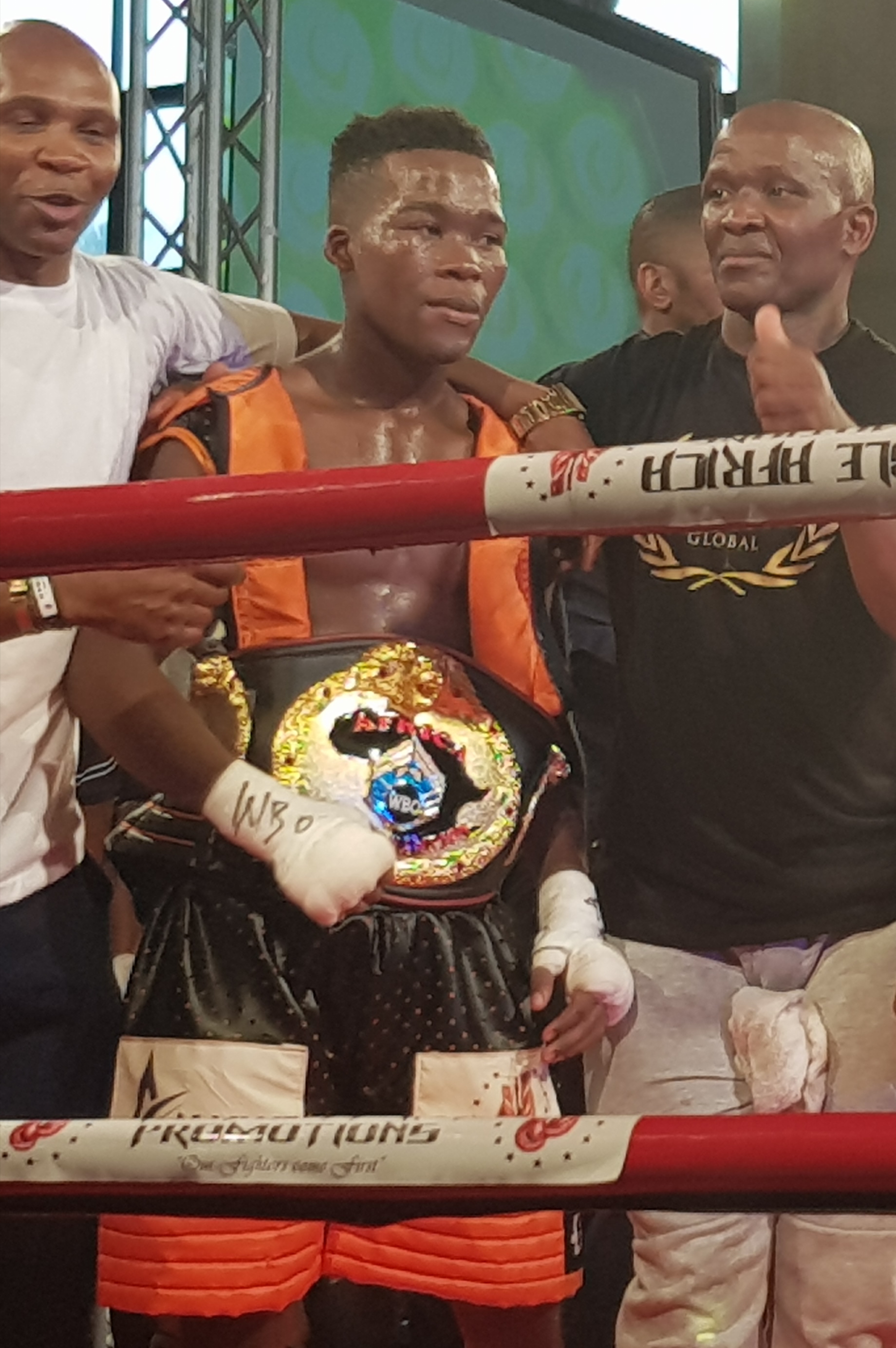 Flyweight Luyanda Ntwanambi (center). Photo credit: Droeks Malan