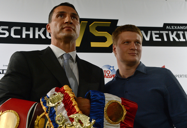 Alexander Povetkin (R) poses with Wladimir Klitschko before their 2013 fight.