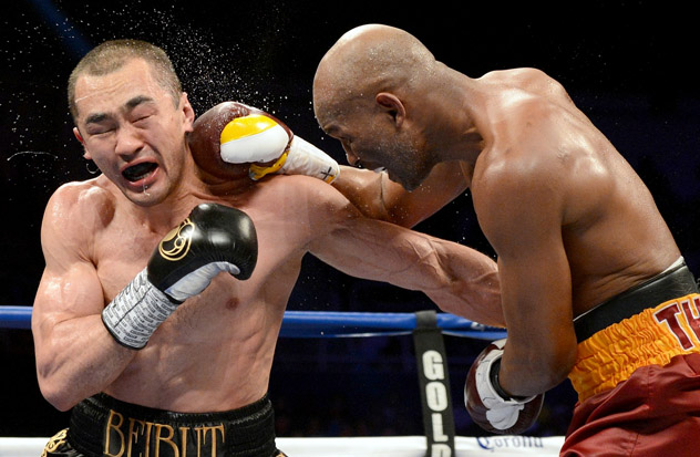 Beibut Shumenov (L) fighting Bernard Hopkins in March 2014. Shumenov lost his WBA light heavyweight title by split decision. Photo by Naoki Fukuda.