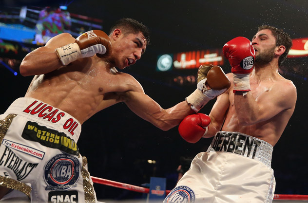 Jessie Vargas (L) fighting Khabib Allakhverdiev en route to a unanimous-decision win on April 12, 2014. Photo by Jeff Gross - Getty Images.