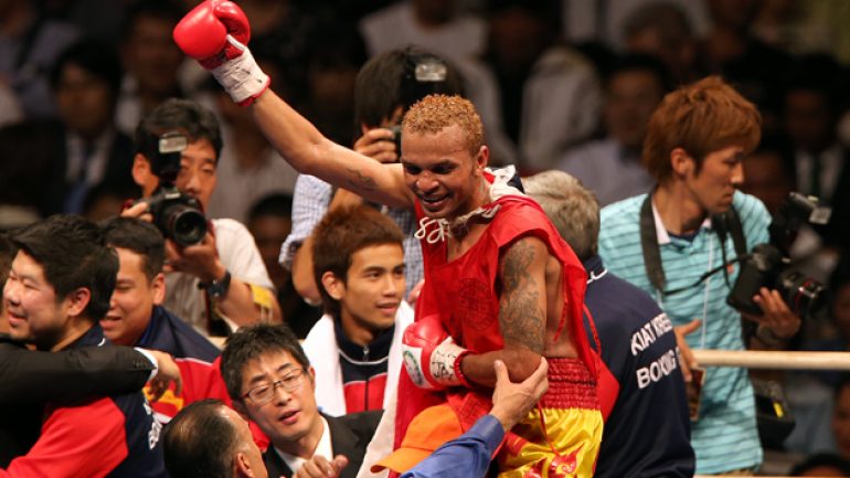 Amnat Ruenroeng outpoints McWilliams Arroyo by split decision