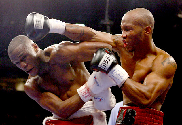 Floyd Mayweather Jr. (L) battling Zab Judah on April 8, 2006, a fight in which many say Mayweather suffered a legitimate knockdown which was ruled a slip. Photo by Al Bello/Getty Images.