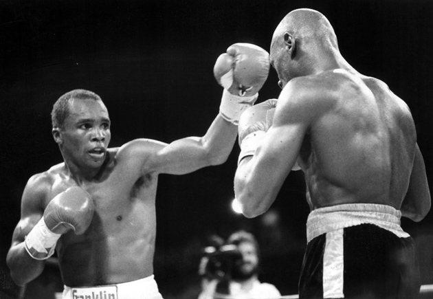 Sugar Ray Leonard throws a left hook against Marvin Hagler during their WBC middleweight title fight on April 6, 1987, in Las Vegas. It was THE RING&rsquo;s Fight of the Year. Photo by The Ring Magazine/Getty Images