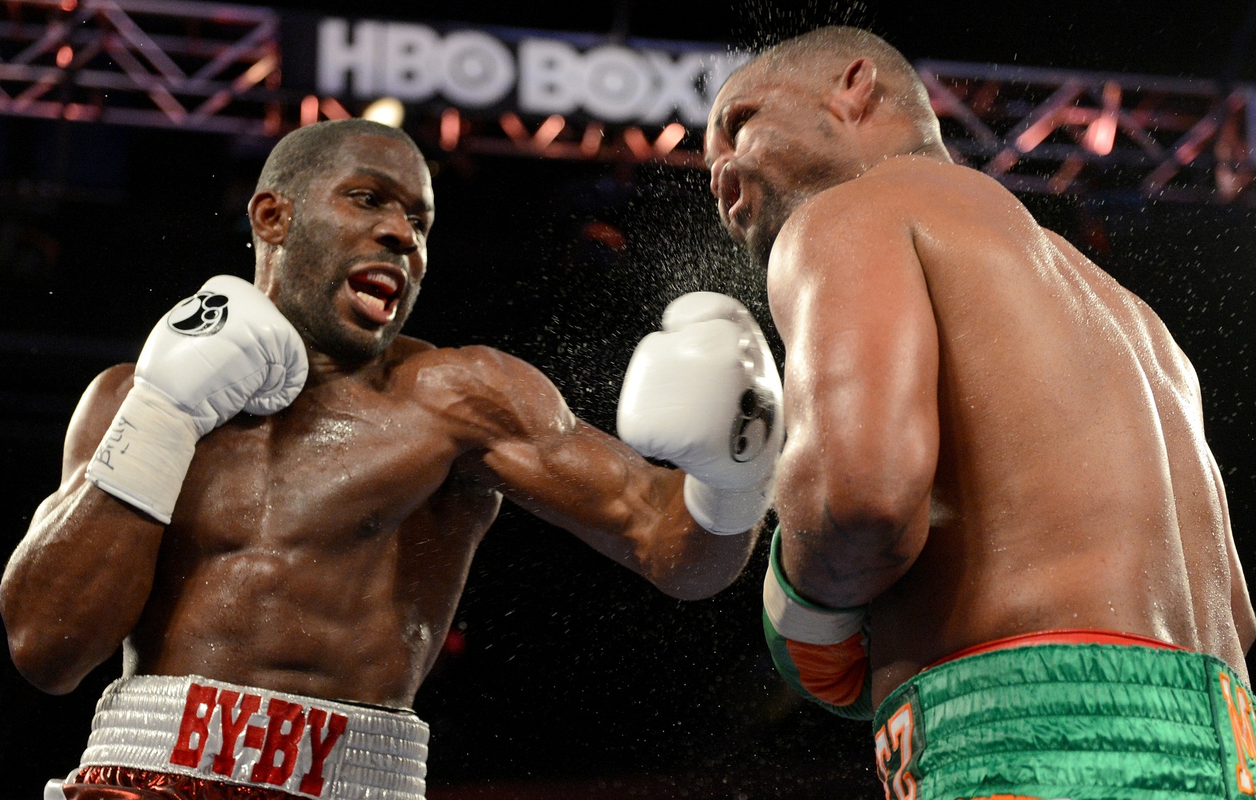 Bryant Jennings (L) lands with a left hook against Mike Perez on July 26, 2014. Photo by Naoki Fukuda.