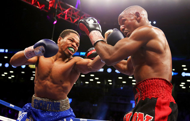 Shawn Porter (L) fighting Devon Alexander for the IBF welterweight title in December 2013. Photo by Al Bello/Getty Images.