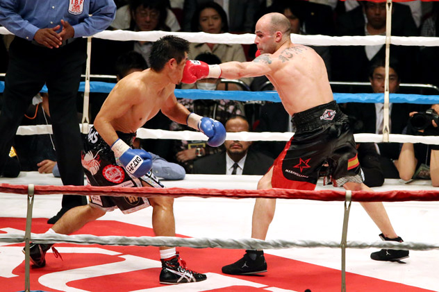 Martinez (r) tags Hozumi Hasegawa  with a left. Photo: Getty Images