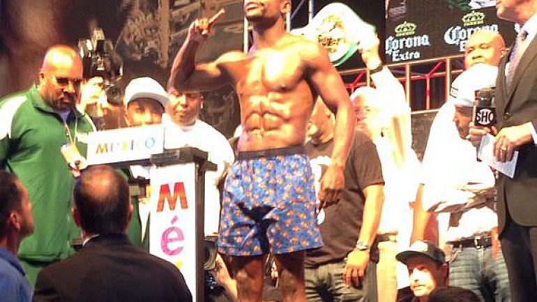 Mayweather weighs 146.5 pounds, Maidana 146 for rematch