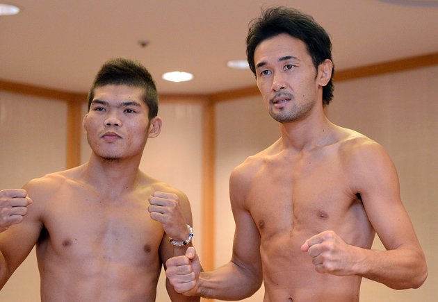 Suriyan Sor Rungvisai (left) poses with Shinsuke Yamanaka after weighing in for their WBC bantamweight title bout in Tokyo on Oct. 22. Photo by Naoki Fukuda