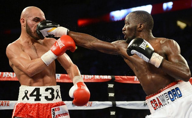 Terence Crawford (R) works his southpaw jab against Raymundo Beltran en route to earning a dominant unanimous decision and winning the vacant RING lightweight title in his native Omaha, Nebraska on Nov. 29, 2014. Photo by Chris Farina-Top Rank