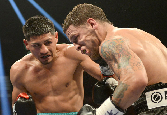 Abner Mares (L) vs. Jonathan Oquendo on July 12, 2014. Photo by Naoki Fukuda.
