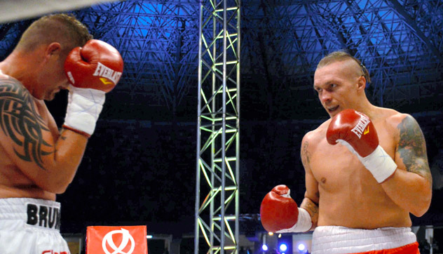Oleksandr Usyk (R) faces off with Daniel Bruwer on Oct. 4, 2014, in Ukraine. Photo by the Asahi Shimbun/Getty Images.