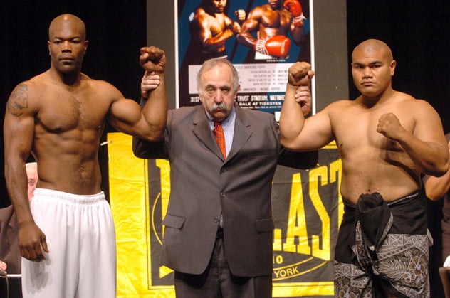 Cedric Kushner between heavyweights Talmadge Griffis (L) and David Tua in 2005. Photo by Phil Walter/Getty Images.