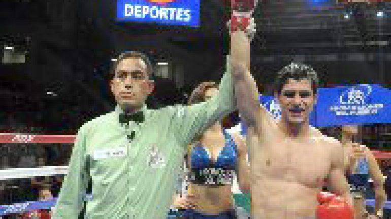 Adrian Estrella shines, stops Adones Aguelo in 10 rounds