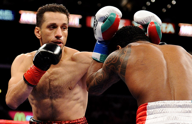 Sergio Mora (L) during his 2010 fight against Shane Mosley, which would end in a draw. Photo by Robyn Beck/AFP-Getty Images