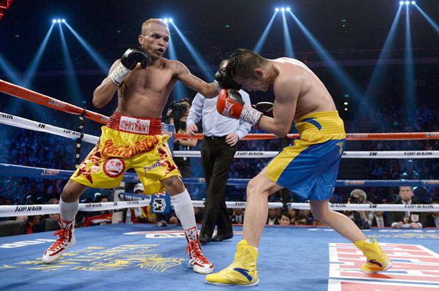 Amnat Ruenroeng (L) beat Zou Shiming by unanimous decision in the Chinese star's backyard, Macau. Photo by Dale de la Rey/AFP-Getty Images.
