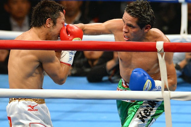Edgar Sosa (R) fighting then-RING and WBC flyweight titleholder Akira Yaegashi on Dec. 6, 2013, in Tokyo. Sosa lost by unanimous decision and Yaegashi lost his titles two fights later to Roman Gonzalez, whom Sosa will face on May 16. Photo by Koki Nagahama/Getty Images.