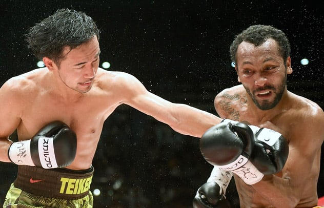 Shinsuke Yamanaka (L) fighting Anselmo Moreno in September 2015. Yamanaka would win the ninth defense of his bantamweight title by split decision. Photo by Naoki Fukuda.