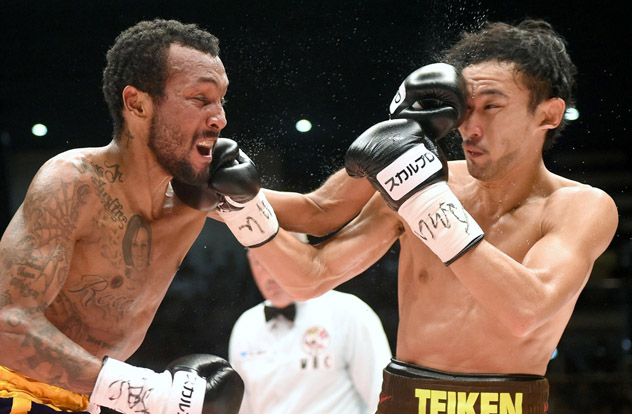 Anselmo Moreno (L) dropped a narrow split decision to WBC bantamweight boss Shinsuke Yamanaka in Japan last year. Moreno hopes to earn a rematch by beating Sor Rungvisai in their rematch. Photo by Naoki Fukuda