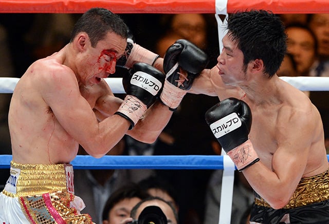 Takashi Miura (right) battered Mexico's Gamaliel Diaz to a bloody stoppage to win his WBC 130-pound title in 2013. Photo by Toshifumi Kitamura / AFP / Getty Images