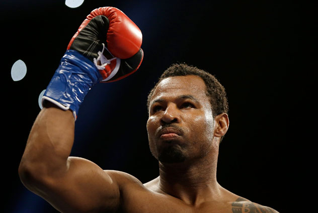 INGLEWOOD, CA - AUGUST 29:  Shane Mosley acknowledges the fans prior to the start of his fight against Ricardo Mayorga of Nicaragua at The Forum on August 29, 2015 in Inglewood, California.  (Photo by Jeff Gross/Getty Images)