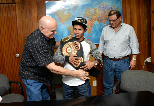 Byron Rojas receives his strawweight title from WBA director Renzo Bagnariol. Photo by Jorge Torres.