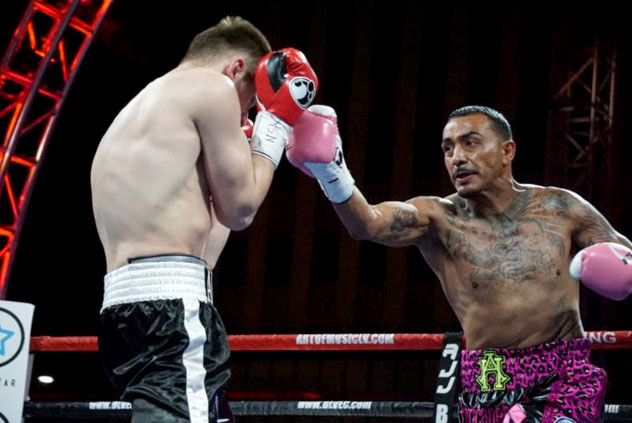 Andrew Hernandez (R) attacks Arif Magomedov. (Photo: Manny Murillo - RJJ Boxing Promotions)