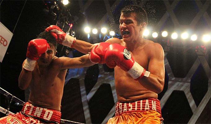 Sebastian Diaz (right) vs. Carlos Ruiz. Photo credit: Pablo Lozano/Prensa All Star Boxing and Producciones Deportivas