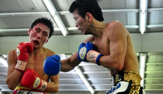 Shingo Wake (right) vs. Yukinori Oguni. Photo credit: Boxing Beat