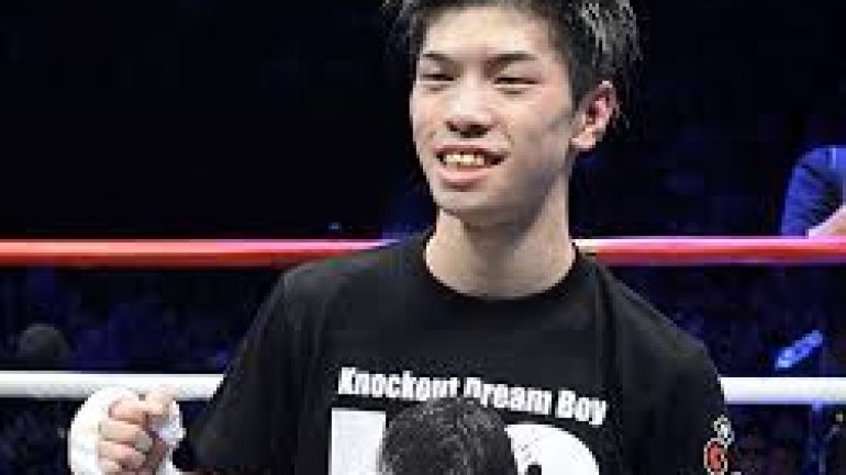 Tanaka unseats Fuentes to win junior flyweight belt