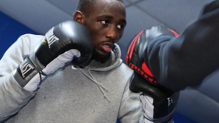 Terence Crawford and Felix Diaz make weight for title fight