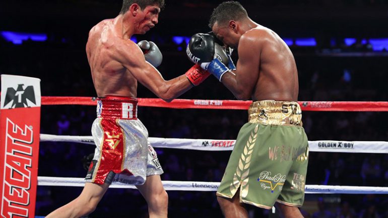 Rey Vargas overcomes bad cuts to outbox Oscar Negrete, retain junior feather belt