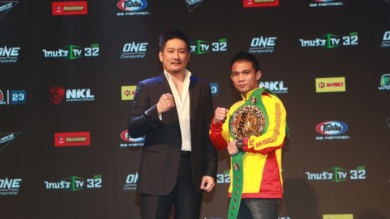 Srisaket Sor Rungvisai blasts Young Gil Bae in first round, will defend title in October