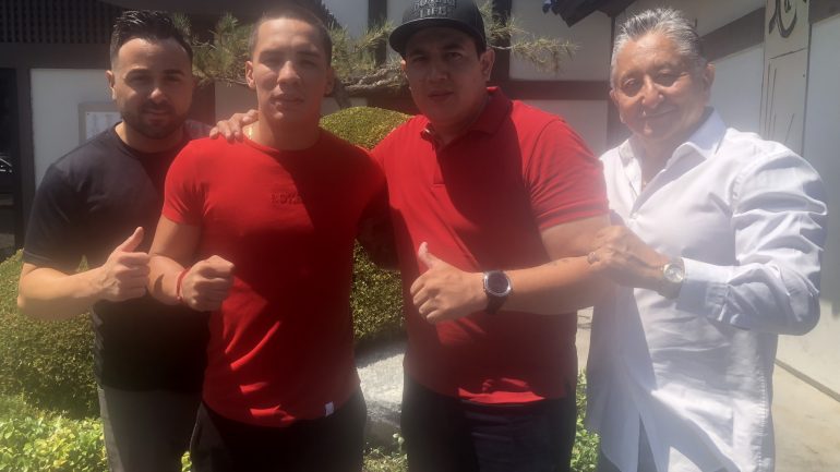 Oscar Valdez parts way with Manny Robles, will train under Eddy Reynoso