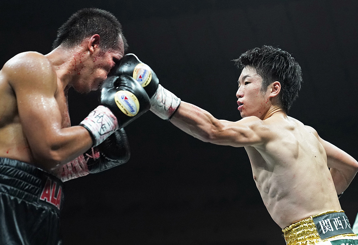 Ken Shiro successfully defended his WBC junior flyweight title for the fourth time with a seventh round stoppage of Milan Melindo. (Photo by Naoki Fukuda)