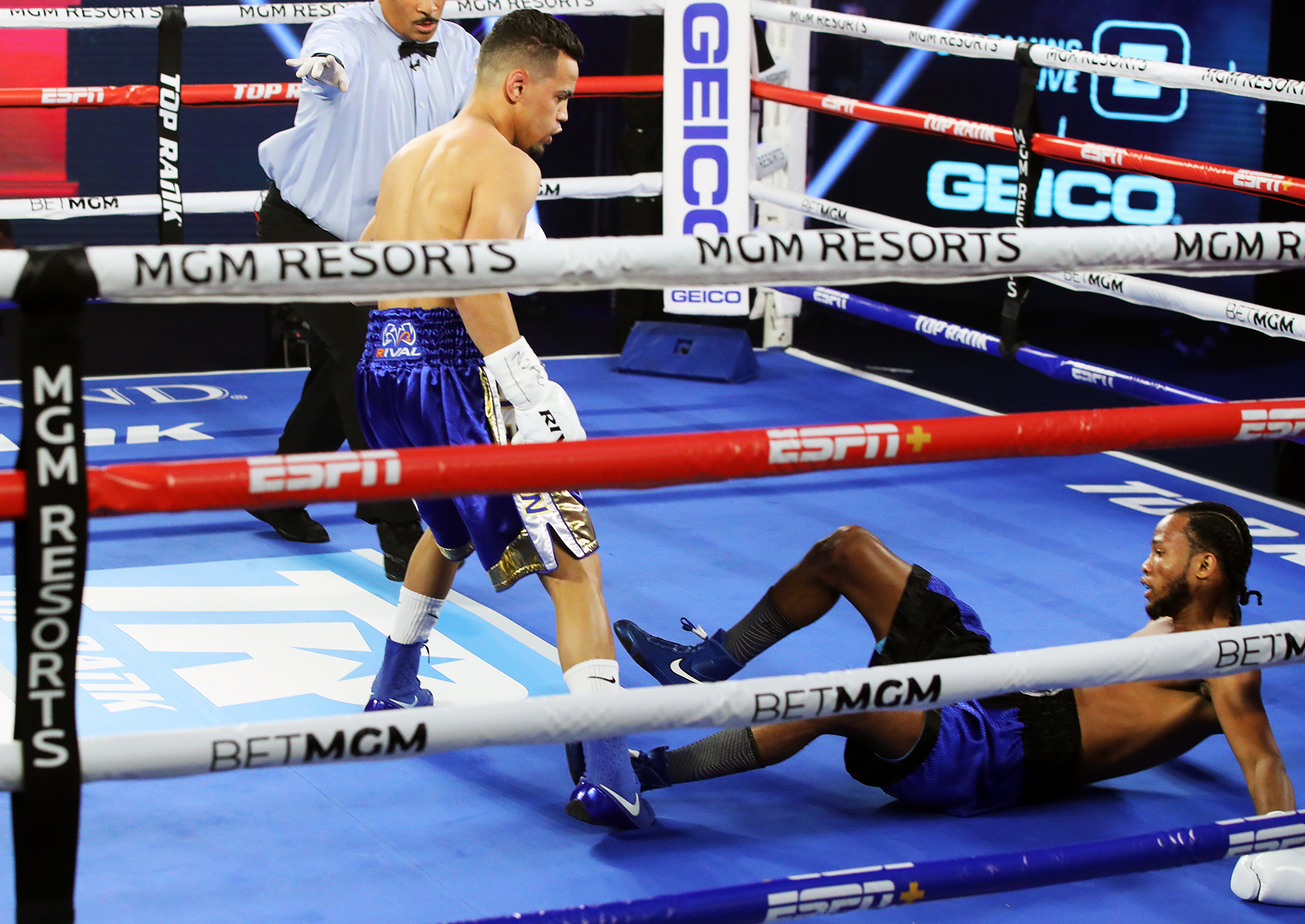 Robeisy Ramirez scores first round KO to welcome back Top Rank boxing - The Ring