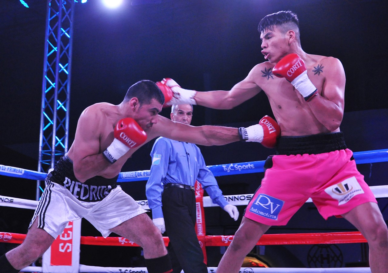 Ramon Lovera (right) in action. Photo credit: Ramon Cairo/Argentina Boxing Promotions