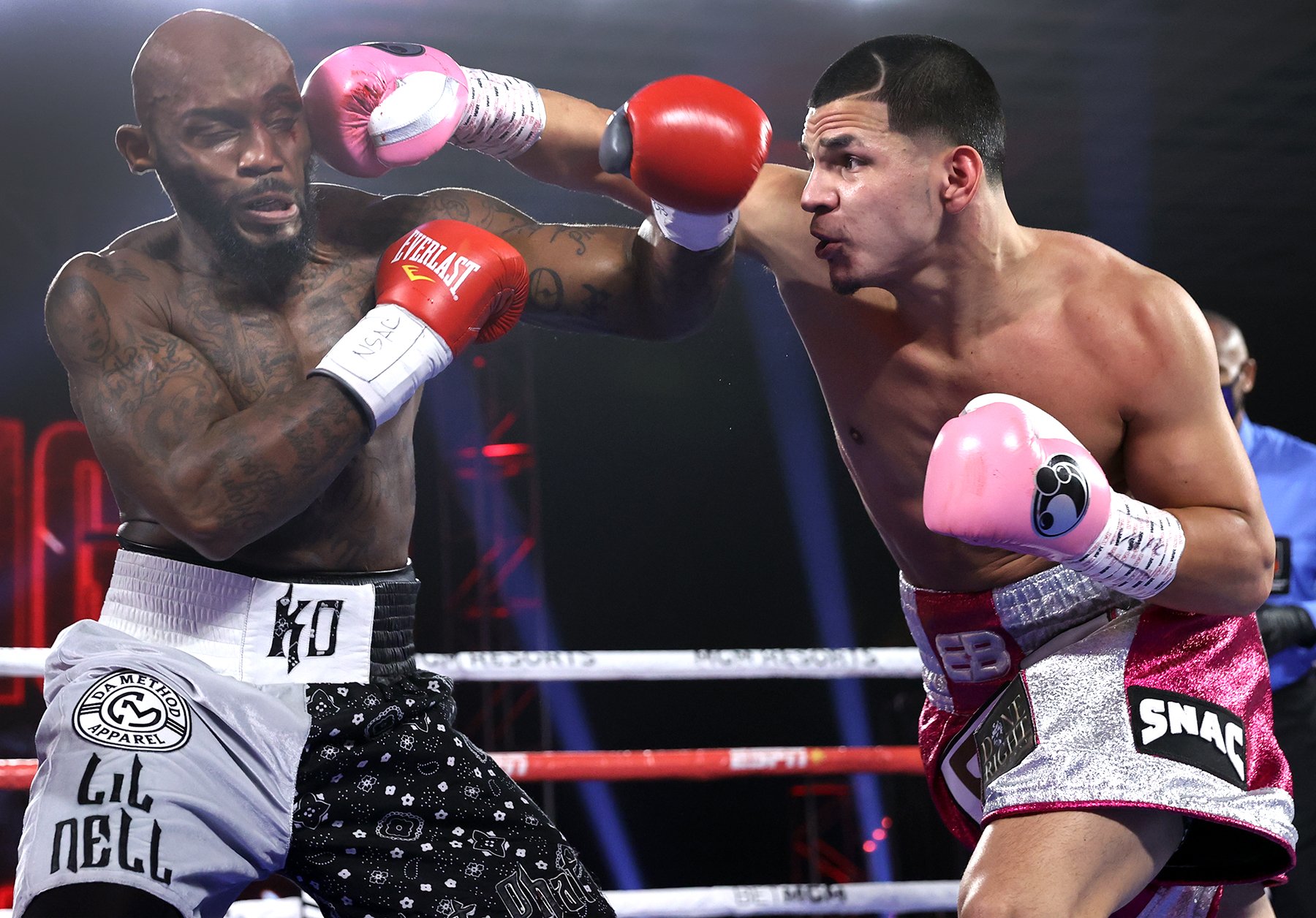 Edgar Berlanga (right) rips Lanell Bellows (Photo by Mikey Williams/Top Rank)