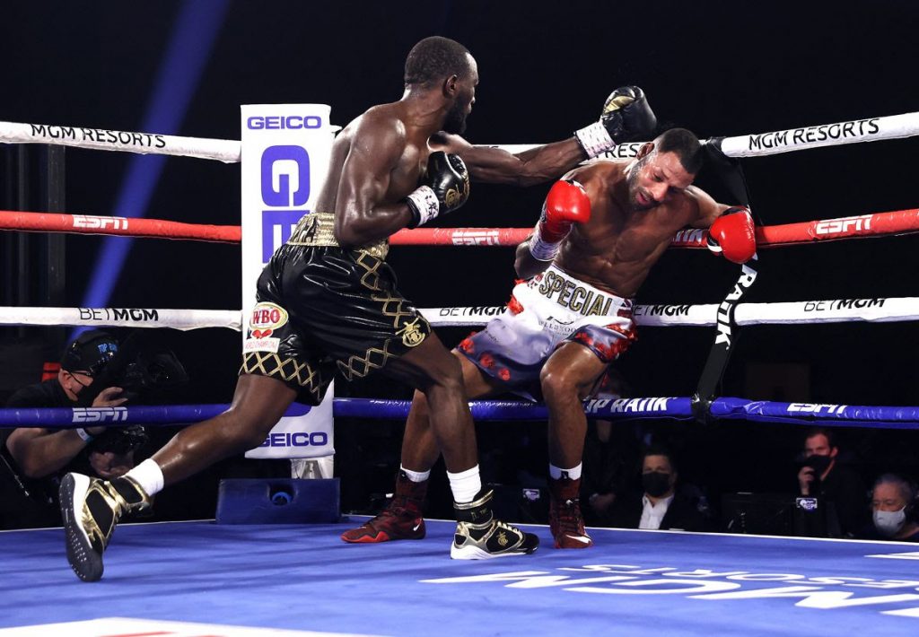 Terence Crawford (left) vs. Kell Brook. Photo by Mikey Williams/Top Rank