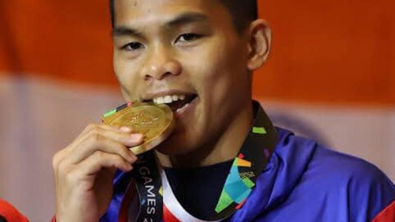 Carlo Paalam upsets gold medalist Shakhobidin Zoirov, earns Philippines third boxing medal
